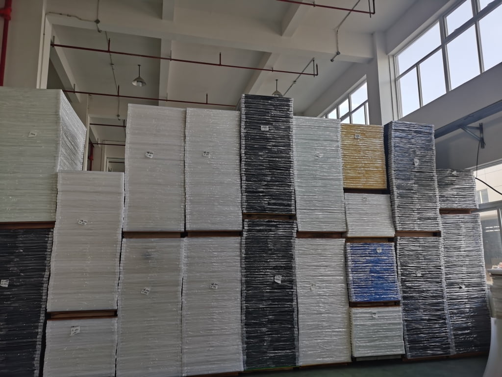 Almacén con productos terminados listos para la exportación