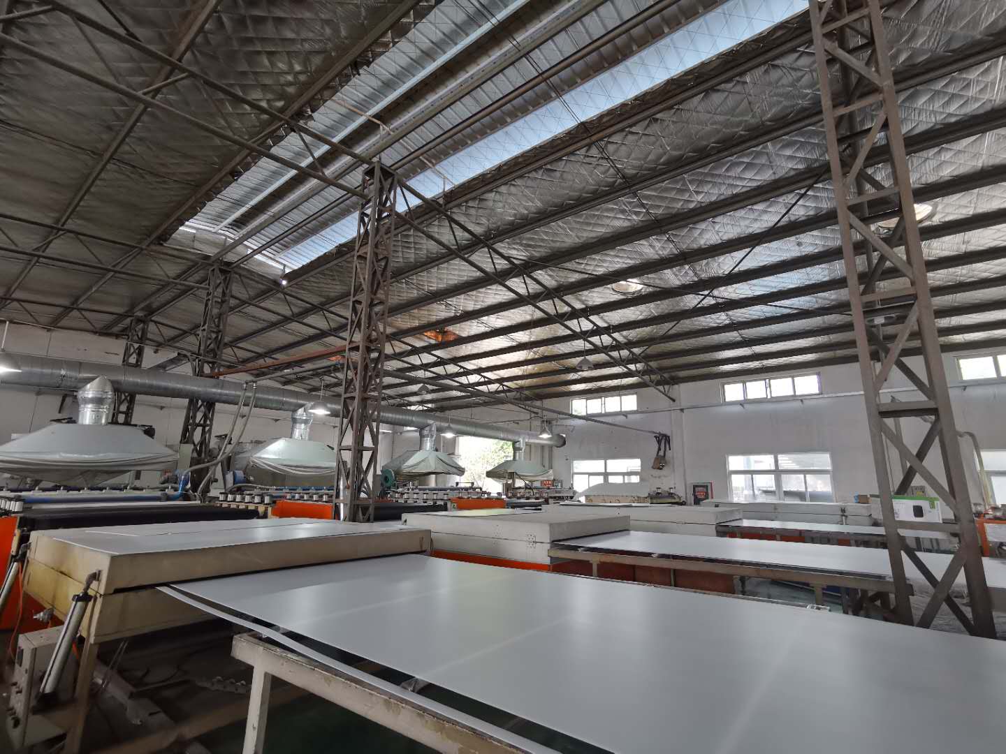 Maquinaria de extrusión en funcionamiento
